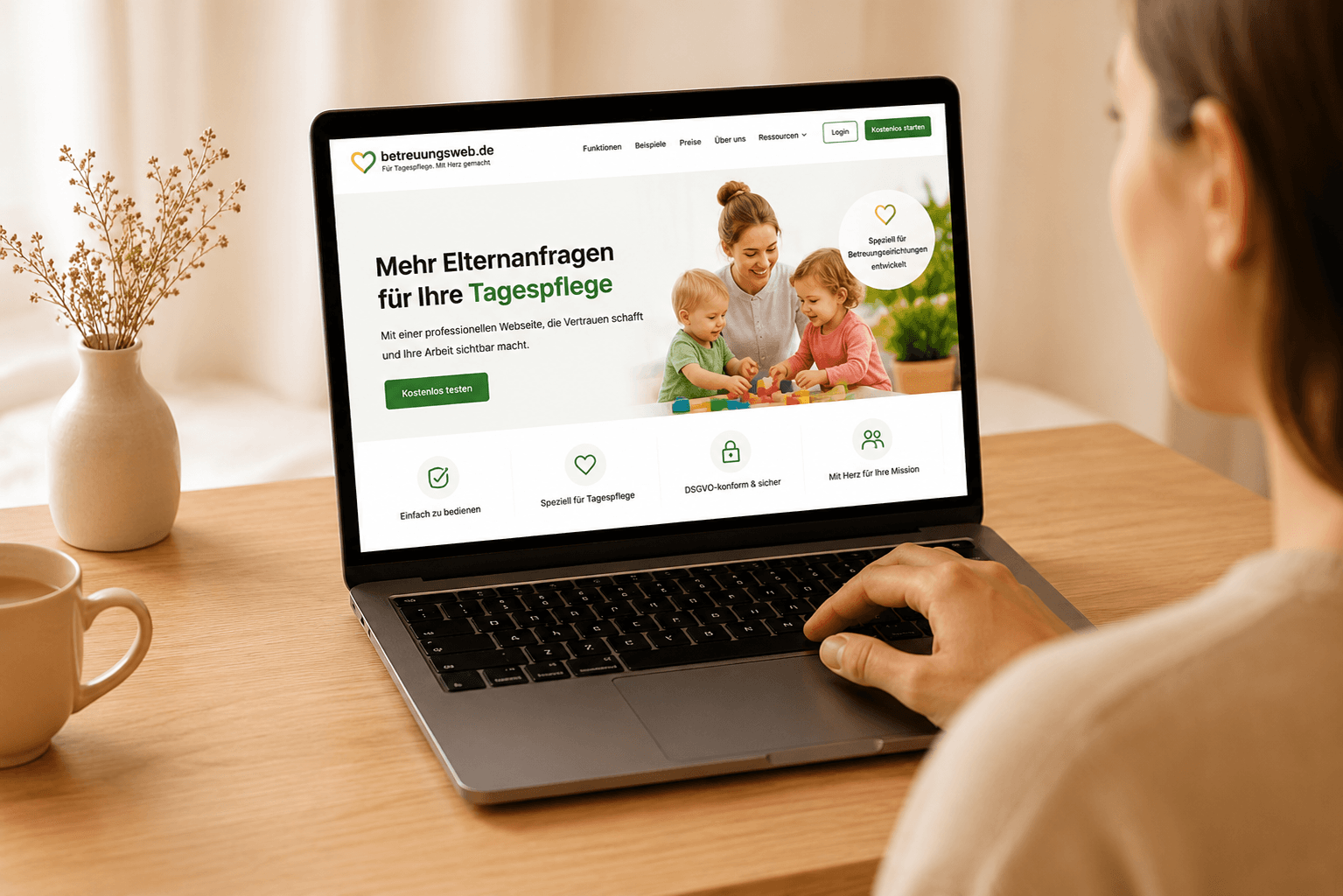 Person arbeitet an einer Tagespflege-Webseite